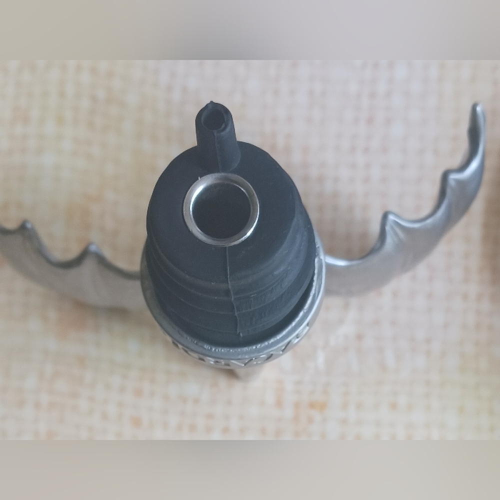 Vintage Bacardi Pewter Bat-shaped Wine /Rum / Whiskey Bottle Stoppers - Picture 3 of 5